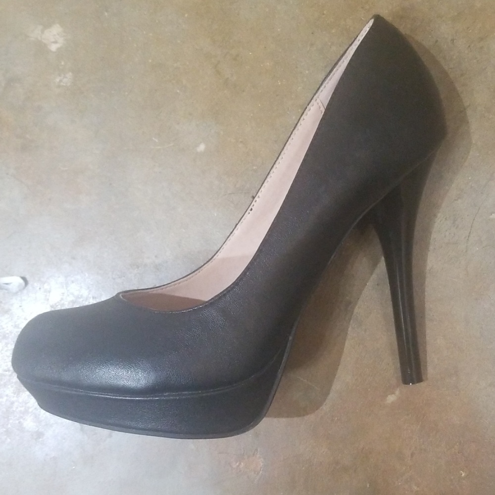 Black heels size 6